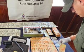  Viajaban por la ruta 34 con miles de dólares sin declarar