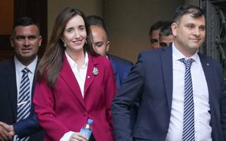  Una charla "amable" y sin foto inició el traspaso en el Senado