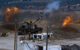 Hezbollah lanza casi 50 cohetes a Israel tras letal ataque israelí