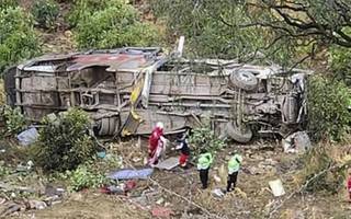 Un colectivo cayó por un barranco y murieron al menos 23 personas