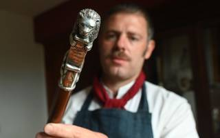 Orfebre santafesino creó un bastón presidencial con un león para Milei