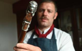 Un orfebre santafesino hizo un bastón presidencial para Milei con un león