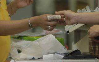 Le confiaron la caja del local y la saqueó