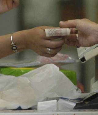 Le confiaron la caja del local y la saqueó