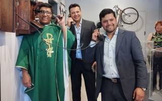 Inquieto cura inauguró un museo sobre el ramal C14