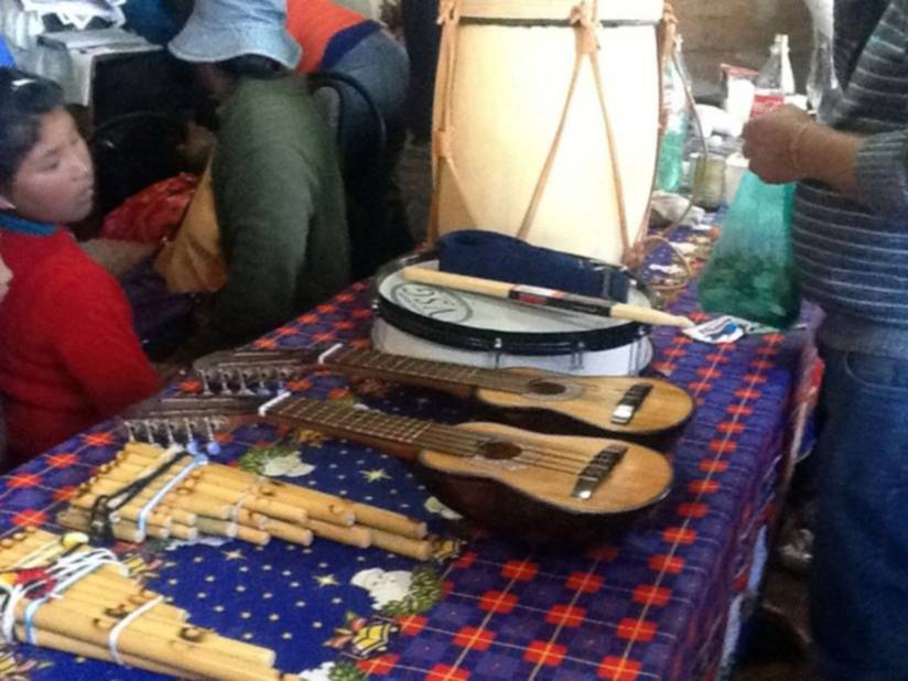 Instrumentos de música para una comunidad de la Puna