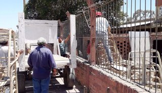 Vecinos de Los Olivos ayudaron a limpiar la escuela Monseñor Tavella