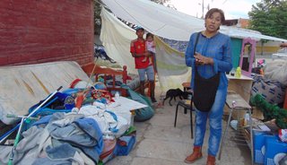 Familia quedó en la calle tras ser desalojada