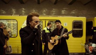 U2 sorprende en Berlín con un concierto acústico en una estación de subte