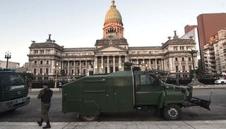 En un clima tenso, el Congreso permanece blindado