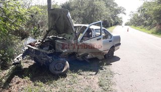 Intento evadir un control policial y terminó chocando su auto