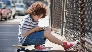 Aconsejan limitar las funciones de los celulares que se regalen a los niños