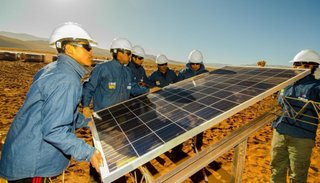 El círculo de energía solar y litio