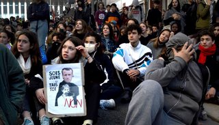 Macron posterga aumento de impuesto a los combustibles
