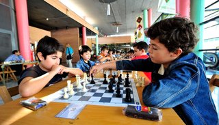 "Los niños que juegan al ajedrez obtienen mejores rendimientos en matemáticas y comprensión de textos"