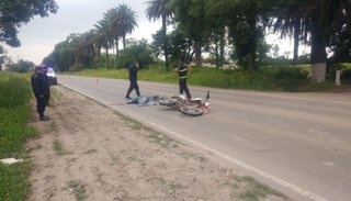 Perdió el control de su moto, derrapó y murió