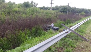 Un hombre y su madre salvan milagrosamente sus vidas tras volcar en su auto