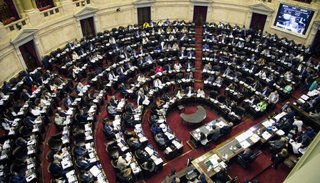 Qué dice la "ley antibarra" cuyo debate fue postergado