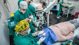 Realizarán un inédito implante de válvula para glaucoma en el Materno Infantil