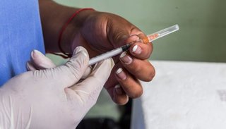 Ya vacunan contra la fiebre amarilla