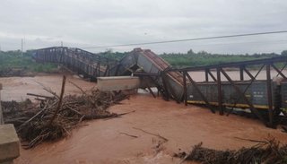 VIDEOS. Cayó el puente ferroviario sobre el río Colorado justo cuando pasaba el tren