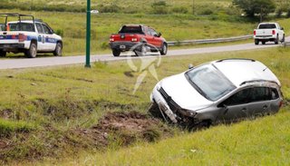 Perdió el control de auto cayó sobre una zanja