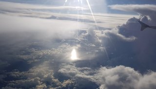Un salteño fotografió un extraño haz de luz durante un viaje en avión