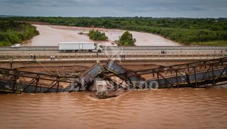 Retiran los vagones del puente colapsado sobre el río Colorado