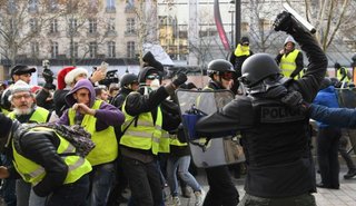 Al menos 55 heridos y miles de detenidos en Francia