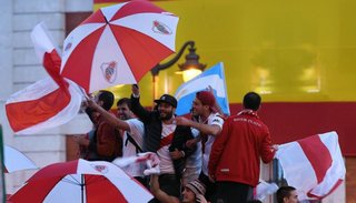 Los hinchas de River protagonizaron un banderazo en Madrid