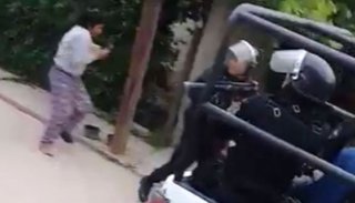 Video. La policía disparó balas de pintura contra una mujer embarazada durante un operativo
