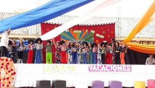 Coreografía de los 70 para la fiesta de fin de clases de jardín