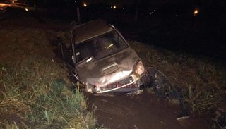 Por las lluvias, derrapó, volcó y terminó en un canal
