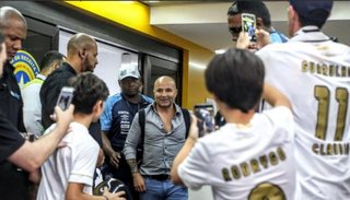 Gran recibimiento de los hinchas de Santos a Sampaoli