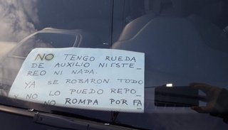 Cansado de sufrir robos, el conductor dejó un mensaje en su parabrisas para "amigos de lo ajeno"