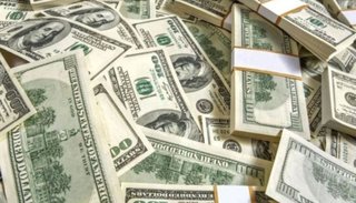 El dólar cerró la semana estable, pero el Riesgo País alcanzó niveles históricos
