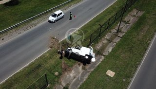 Video desde un dron: Volcó una camioneta en avenida Bolivia