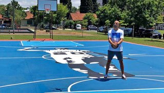 Manu Ginóbili sorprendió al visitar una cancha de barrio