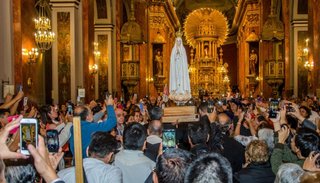 Devoción y lágrimas ante la  llegada de la Virgen de Fátima