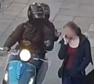 Inglaterra implementa una particular forma de detener a motochorros: chocándolos