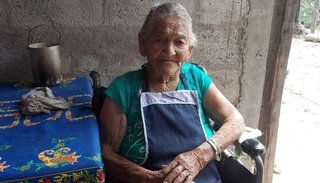 La abuela Felisa cumplió 103 años  según el documento, pero tiene 110