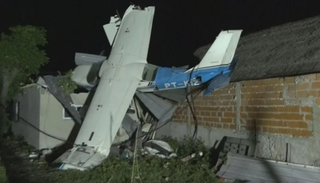 Un avioneta cayó en una casa, y salvaron milagrosamente sus vidas