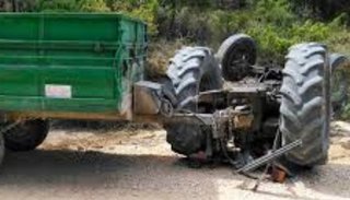 Un hombre falleció aplastado por el tractor que conducía
