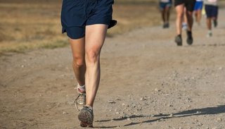 Ganó tres medallas de oro, corriendo con "zapatillas" hechas con vendajes