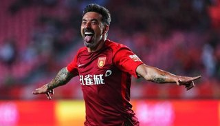 El "Pocho" Lavezzi cuelga los botines del fútbol profesional