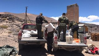 Embisten a un gendarme e intentan huir en una camioneta con 429 kilos de cocaína