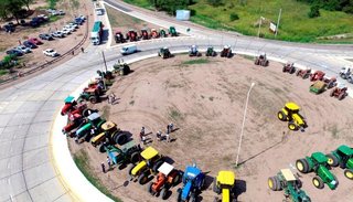 Tractorazos del campo en contra de las retenciones