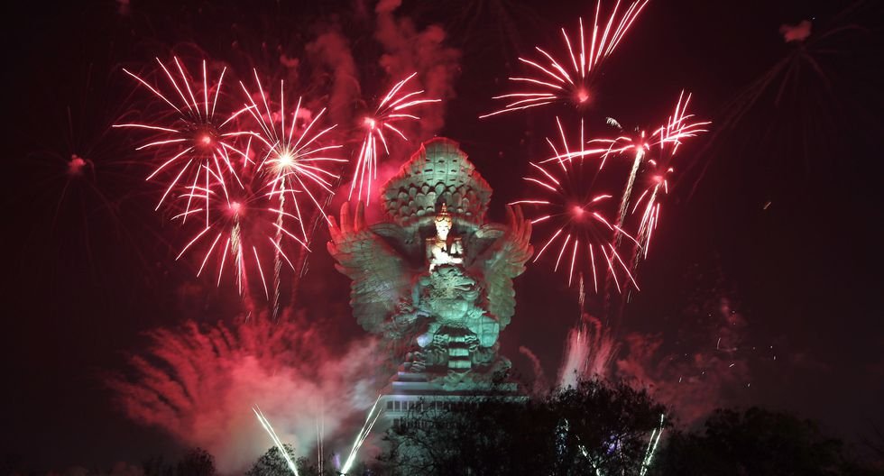 Indonesia recibe así el Año Nuevo 2020. (EFE/EPA/MADE NAGI). Indonesia recibe así el Año Nuevo 2020. (EFE/EPA/MADE NAGI).