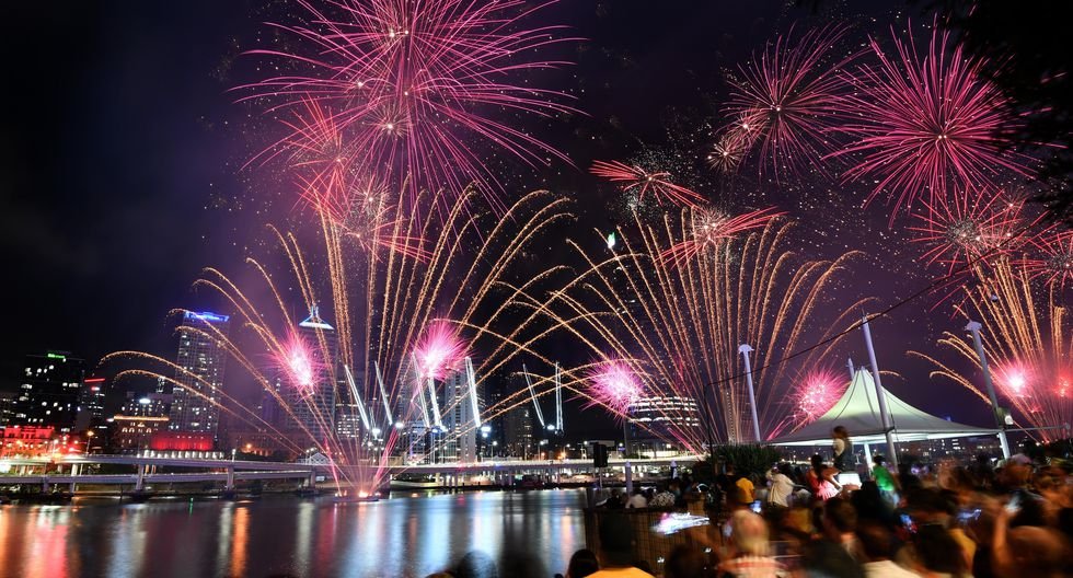 Los fuegos artificiales iluminan el puerto de Sydney. (EFE / EPA / DAN PELEÓ). Los fuegos artificiales iluminan el puerto de Sydney. (EFE / EPA / DAN PELEÓ).