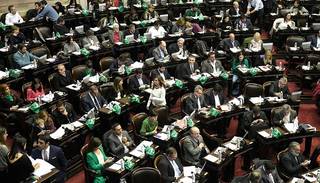 Voto a voto por el aborto: el conteo sigue reñido pero los verdes confían en poder romper el empate